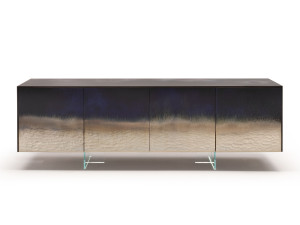 Деревянный шкаф со встроенным освещением и распашными дверями, покрытыми стеклом