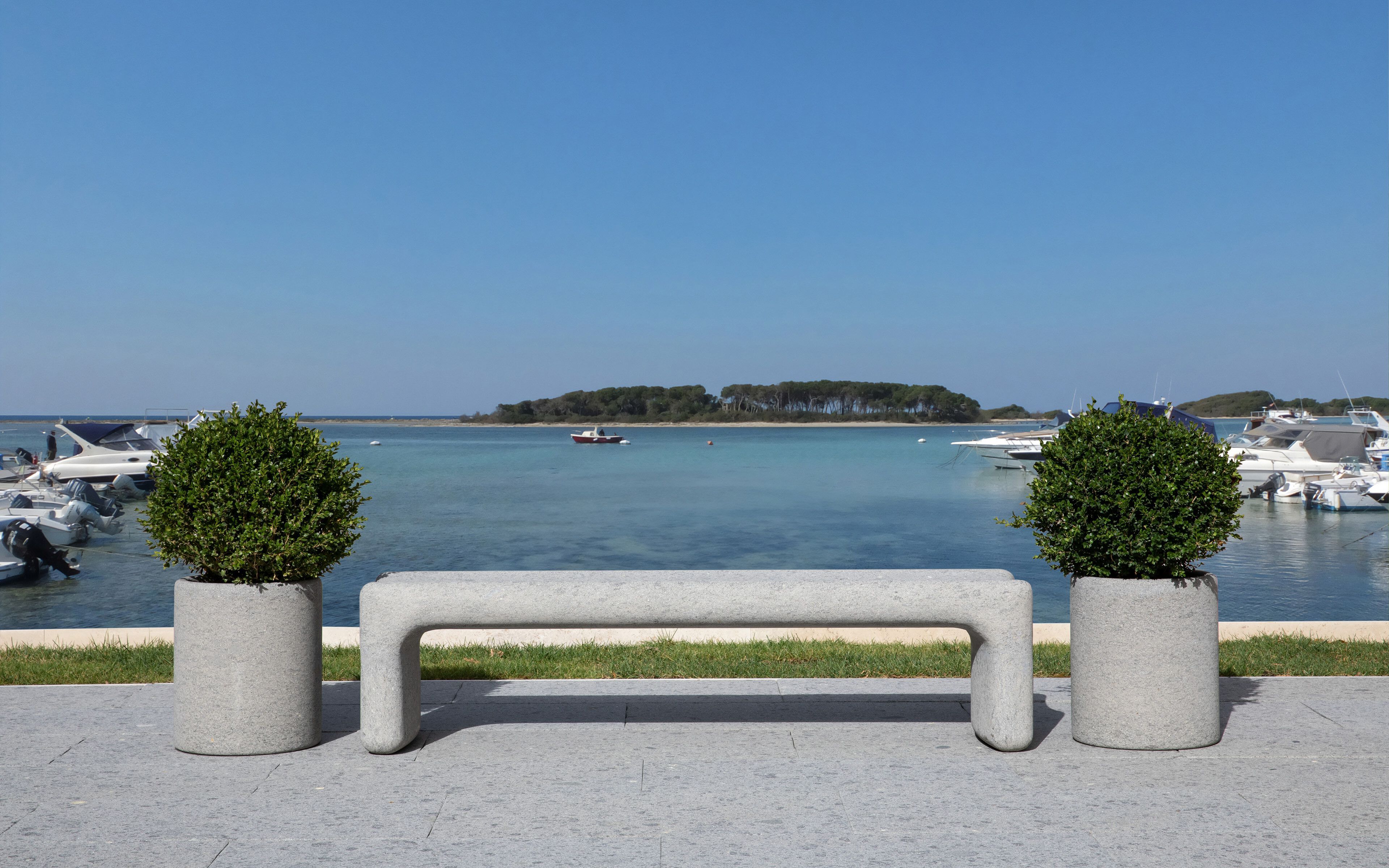 Садовая скамейка из пеперино VELTHA® Tinia ARCH-00003658