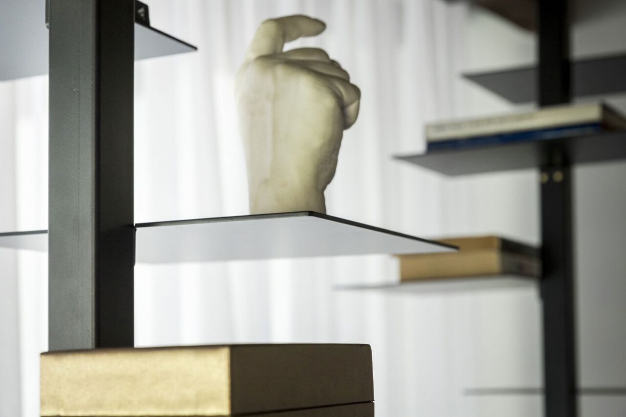 Железный книжный шкаф с креплением пол-потолок Mogg Аделаида ARCH-00098752 - Вид №2