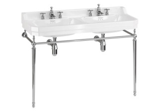Двойной консольный умывальник в витрине