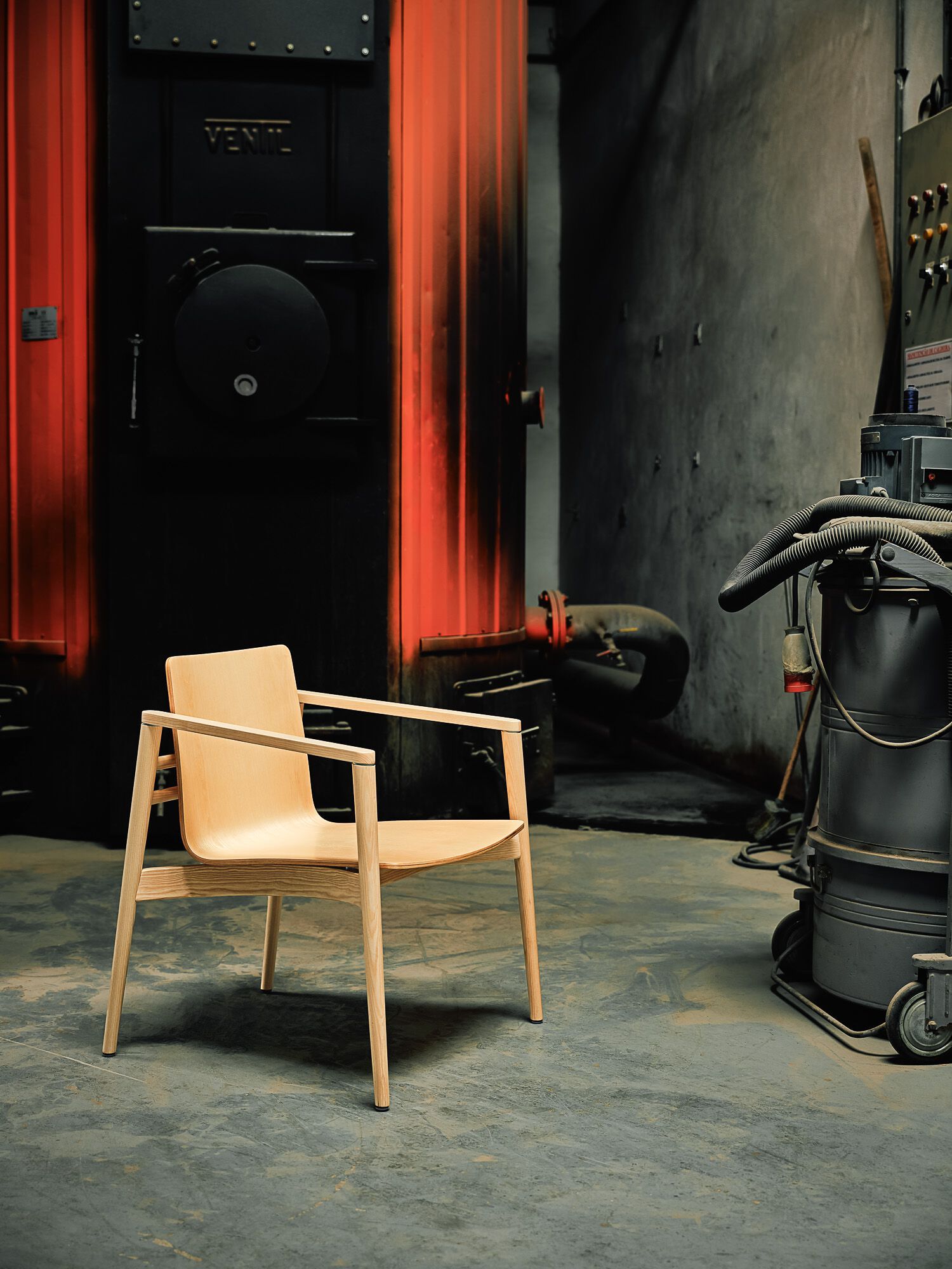 Стул из бука с подлокотниками More Contract Ava ARCH-00111903 - Вид №1