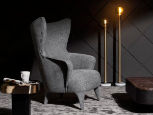 Тканевое кресло с подлокотниками