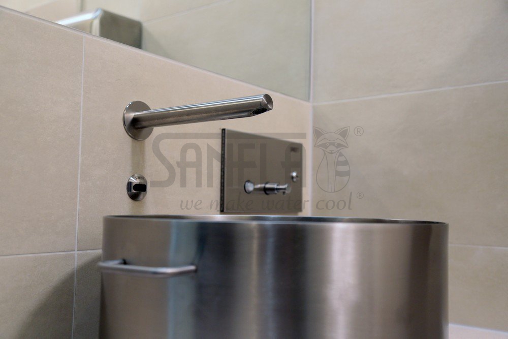 03392 Комплект автоматического нержавеющего настенного плеча вытекания для монтажа в мойку, глянцевая поверхность, 6 В SANELA  - Вид №2