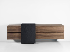 Шкаф из массива дерева с распашными дверцами и ящиками