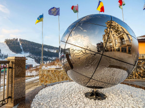 Стеклянная скульптура