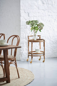 Ротанг и стеклянная барная тележка