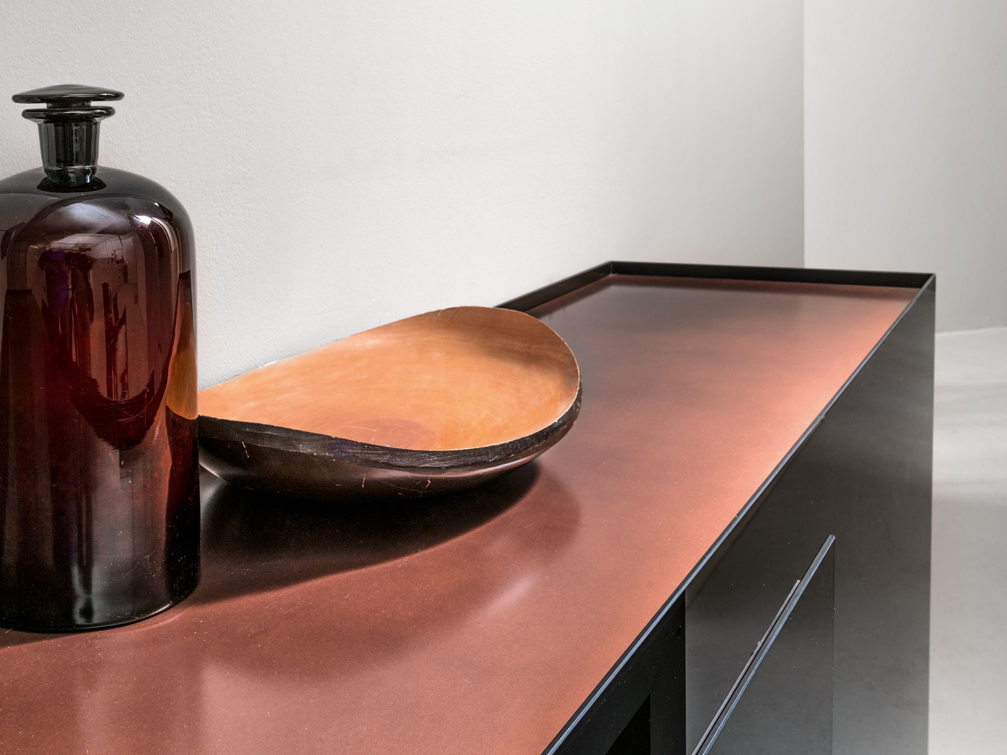 Шкаф из дерева и стекла с копланарными дверями Capo d’Opera ателье ARCH-00012294 - Вид №1