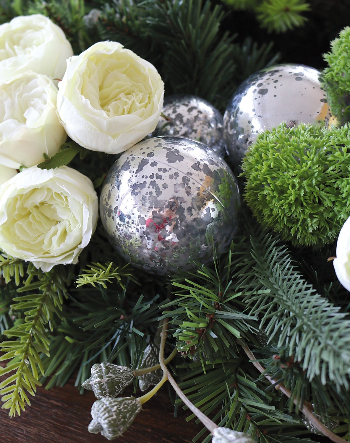 2022 807 a3 Искусственный венок 'смешанная зелень / розы / шары / шишки', Ø 68 см, зелено-белый H-andreas  - Вид №3