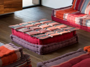 Квадратный журнальный столик из стекла и ткани