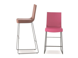 Высокий кожаный стул со спинкой