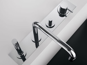 Однорычажный набор для ванны с 4 отверстиями и ручным душем