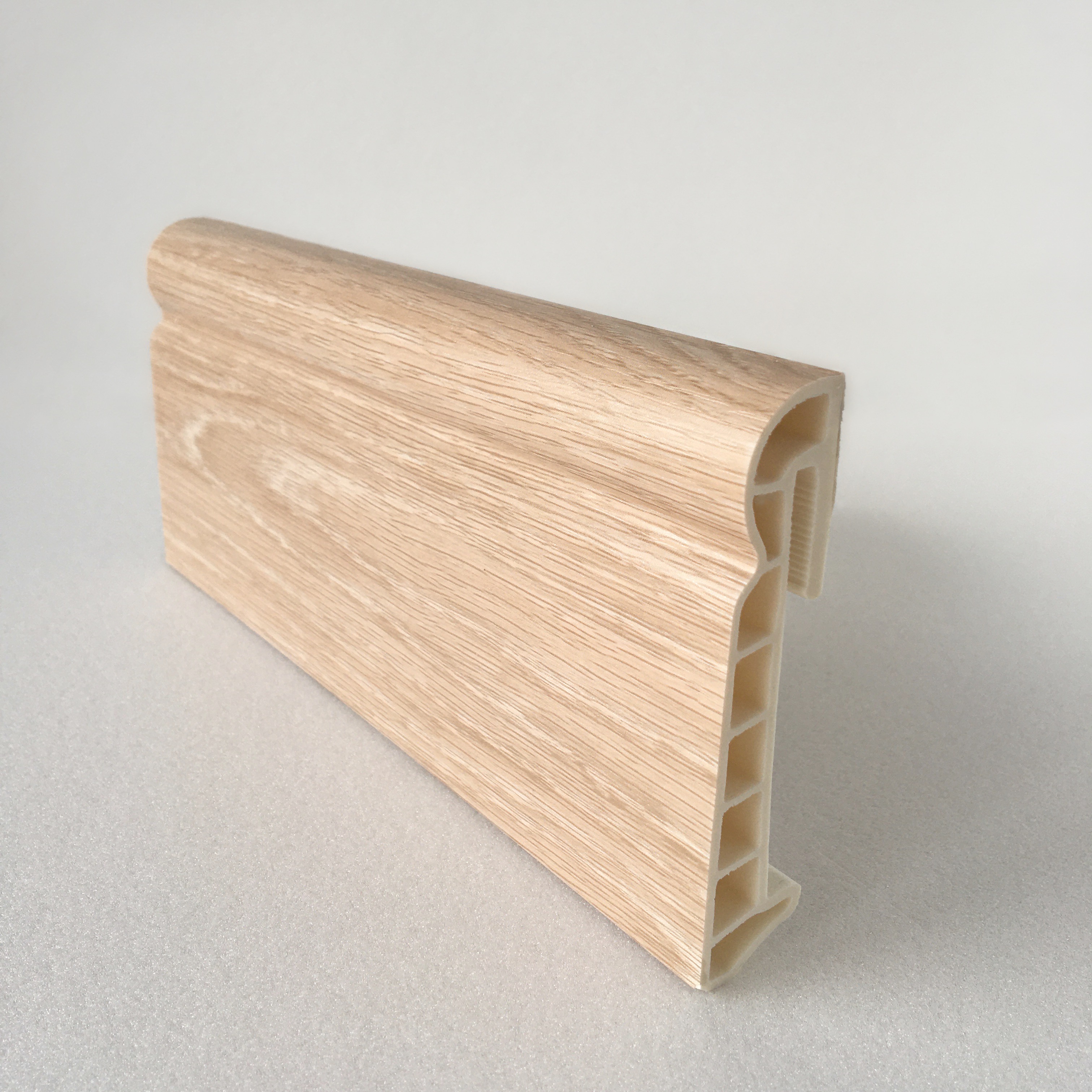 Напольный плинтус  Зимний дуб 85мм DEKOR PANEL DP085