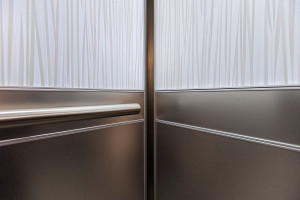 FSRT755 Интерьер лифта Levele с панелями лайтплана из стекла vivigraphix graphica с прослойкой cairo и отделкой pearlex +; захватные панели из нержавеющей стали с отделкой из песчаника; круглые перила из сатинированной нержавеющей стали на частном участке