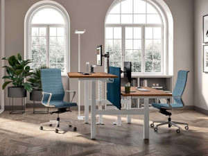 Рабочий стол с регулируемой высотой