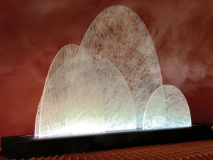 Переработанная пластиковая световая скульптура с фотокаталитической обработкой