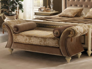 Мягкая скамейка из ткани