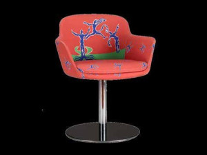 Тканевое кресло с подлокотниками