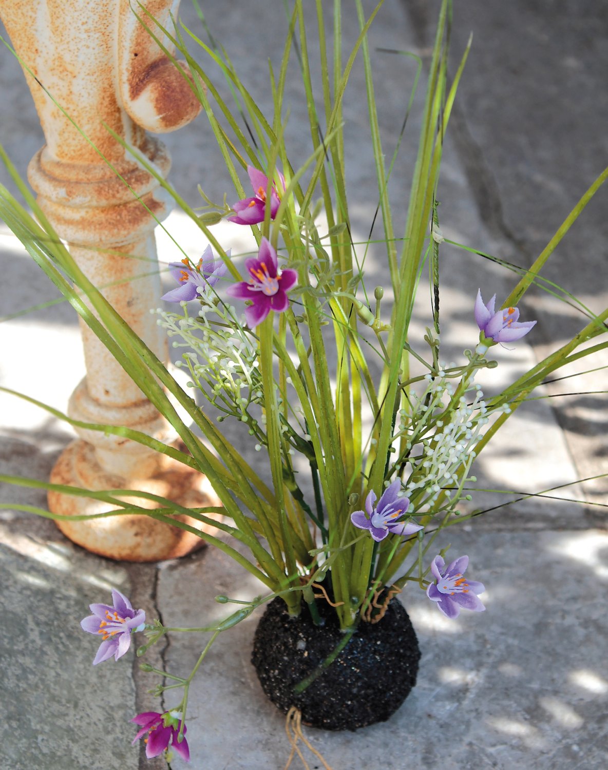 5104 225 a2 Искусственная трава с цветами в 'почве', 43 см, бледно-лиловая H-andreas  - Вид №5