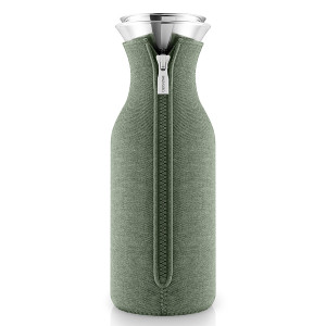 567996 Графин fridge в неопреновом текстурном чехле, 1 л, зеленый Eva Solo