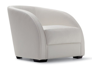 Кожаное кресло с подлокотниками