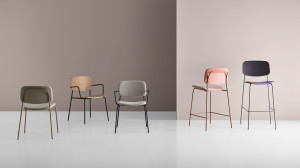 Деревянный табурет со спинкой