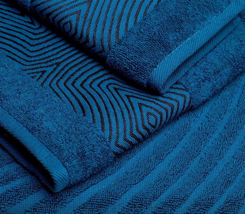 Полотенца из коллекции MAGNUM имеют богатую двустороннюю фактуру, благодаря высокой плотность полотна - 500 гр/м2. Это позволяет достичь объемной структуры, великолепной впитываемости и мягкости. Данная серия полотенец выполнена в трёх колористиках: глубо Victoria Stenova 216141