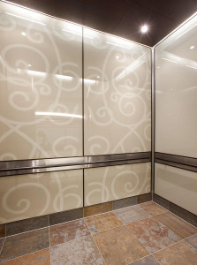 FSRT770 Внутренняя часть лифта Levele-105 с панелями из стекла vivispectra Spectra с индивидуальной прослойкой изображения и стандартной отделкой, хромированное стекло vivichrome с прослойкой нестандартного цвета и стандартной отделкой, нержавеющая сталь Forms-surfaces 