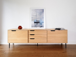 Деревянный шкаф с раздвижными дверями