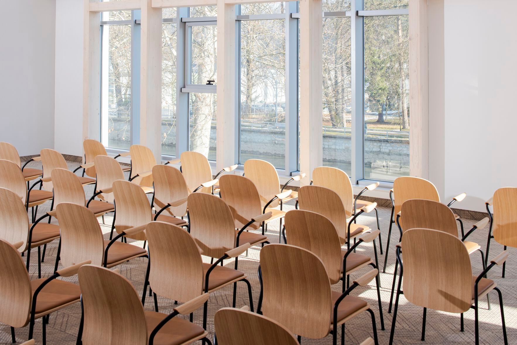 Штабелируемый стул из грецкого ореха с мягким сиденьем Gazzda Book ARCH-00092588 - Вид №10