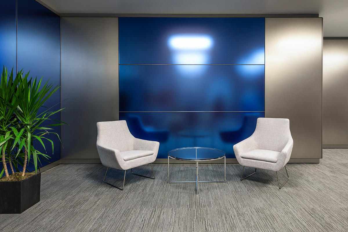 FSRT644 Фрагмент системы выравнивания стен с панелями из стекла vivispectra vektr с индивидуальной прослойкой, показанной в конфигурации отражения с отделкой pearlex + и выступающими ребрами из нержавеющей стали Forms-surfaces  - Вид №16