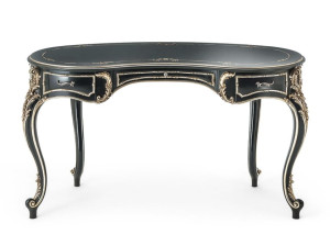 Деревянный письменный стол с ящиками