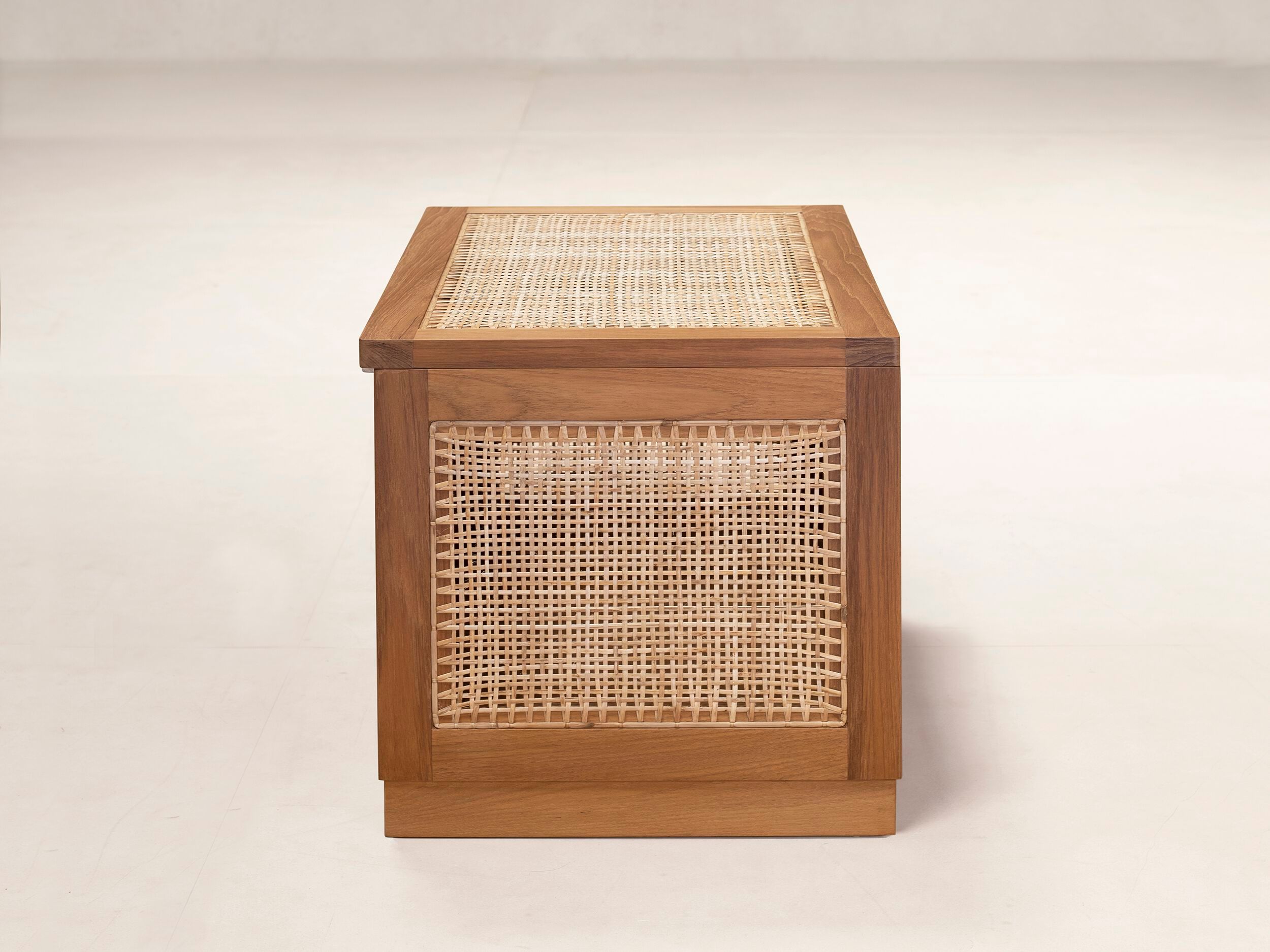 Корзина для белья из тикового дерева Phantom Hands проект "Чандигарх" ARCH-00043204 - Вид №1