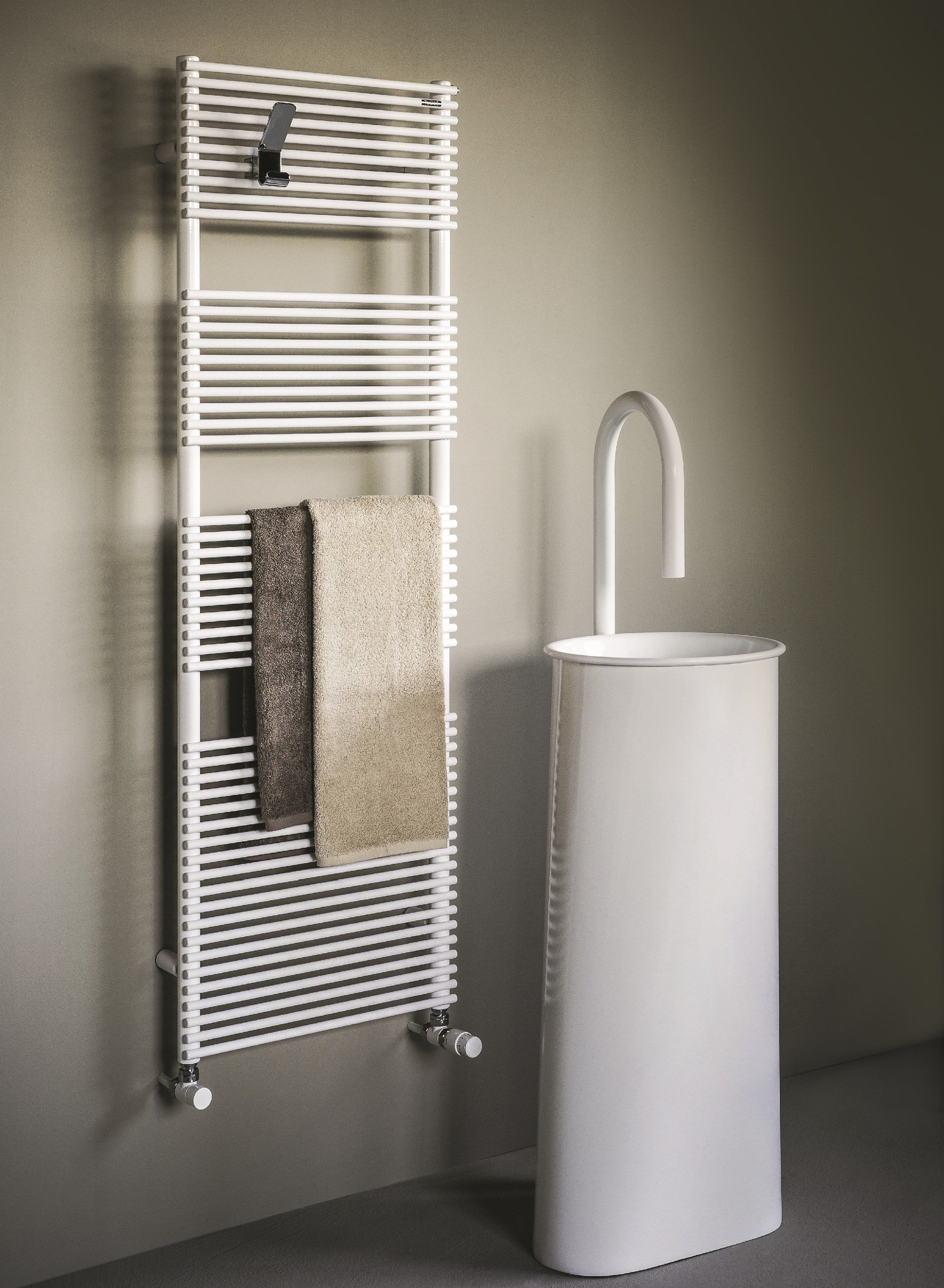 Настенный стальной вертикальный полотенцесушитель Tubes основы ARCH-00009494 - Вид №3