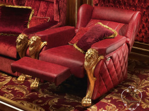 Кожаное кресло с подлокотниками