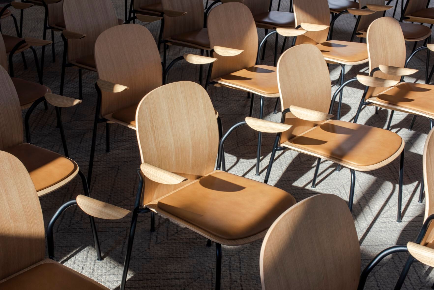 Штабелируемый стул из грецкого ореха с подлокотниками Gazzda Book ARCH-00126870 - Вид №11