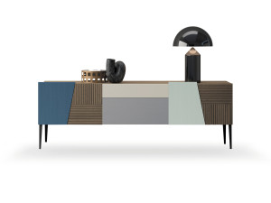 Деревянный шкаф с распашными дверями