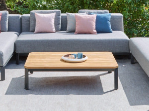 Алюминиевый и деревянный низкий садовый столик