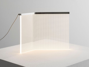 Металлическая настольная лампа