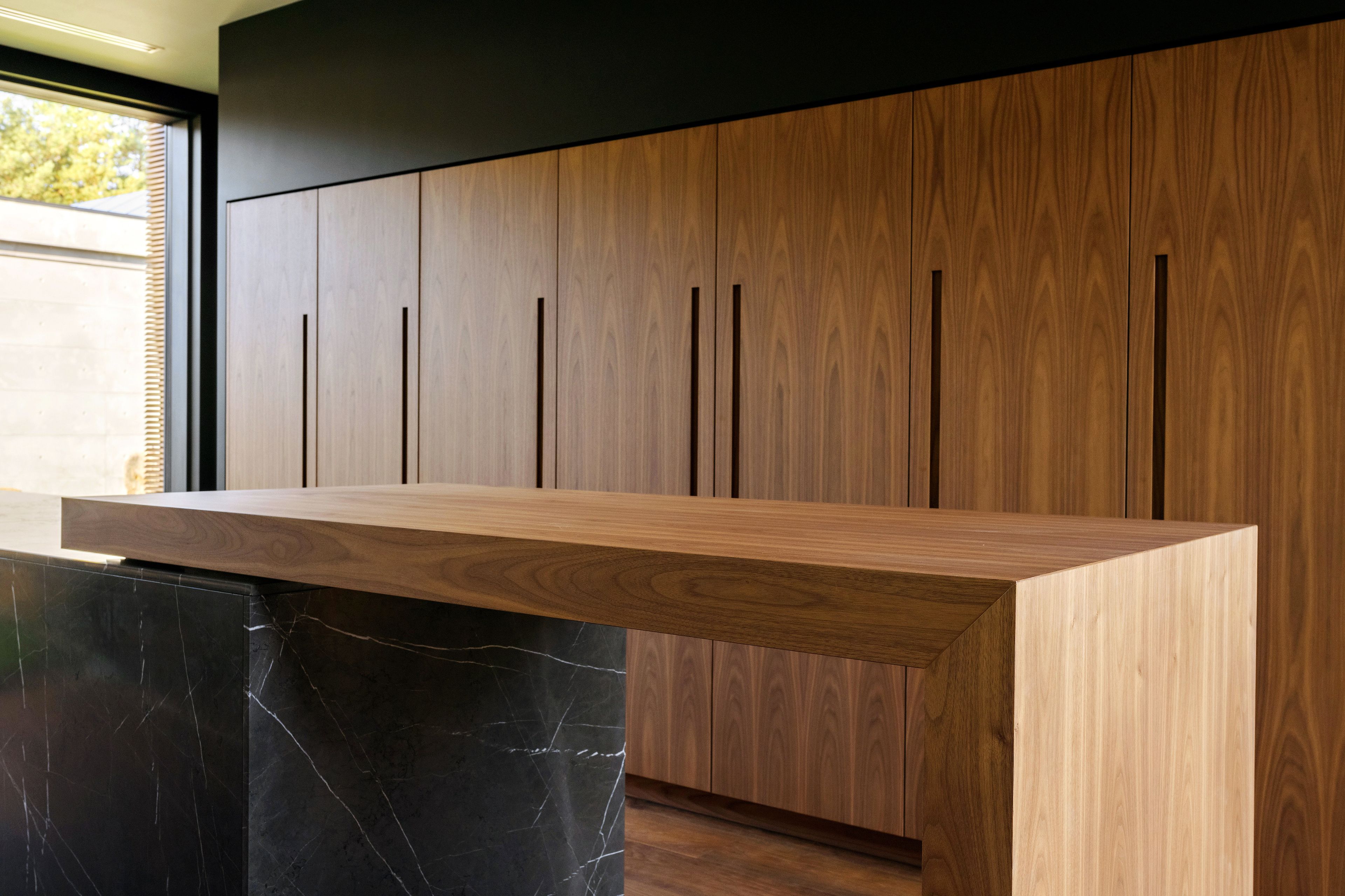 Линейная кухня из ореха Каналетто и остров с раздвижной столешницей TM Italia Cucine D90 ARCH-00103322 - Вид №5