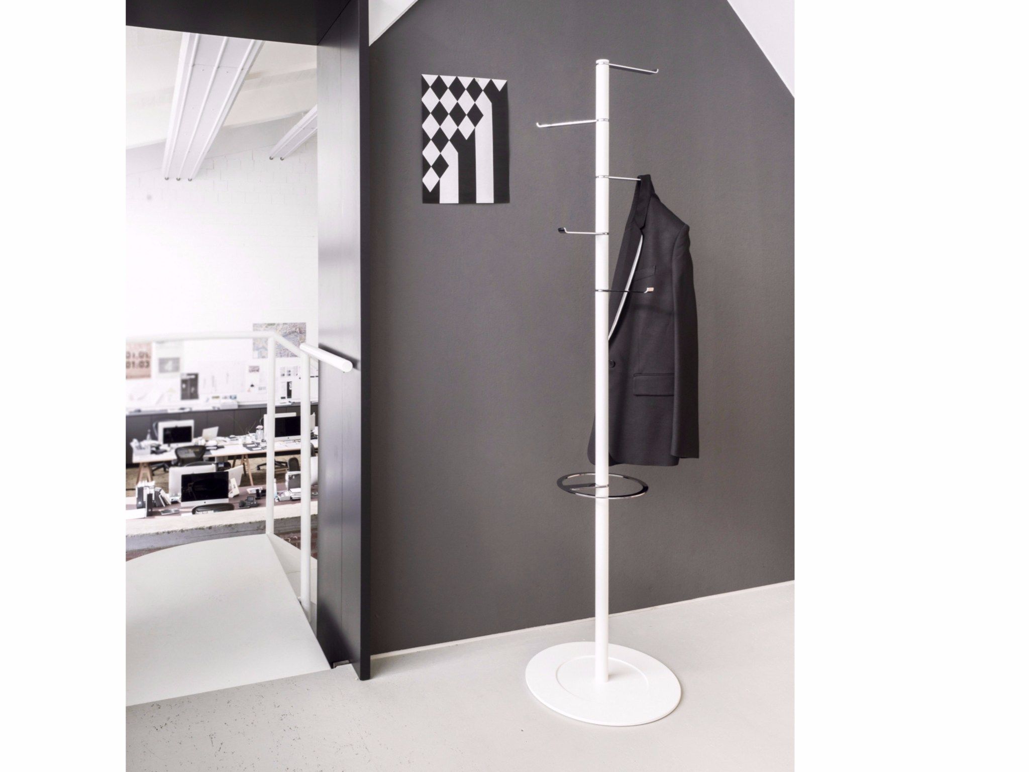 Металлическая напольная вешалка Schonbuch PIVOT ARCH-00012378