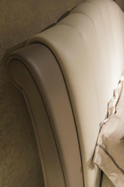 HUGUES CHEVALIER Кровать двуспальная в коже с высоким изголовьем Haussmann Lid 1452 - Вид №2