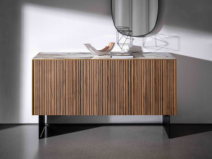 Шкаф с деревянными распашными дверями