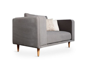 Тканевое кресло с подлокотниками