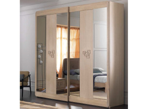 Деревянный шкаф с зеркалом