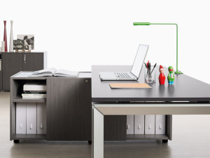 Алюминиевый стол со встроенной полкой