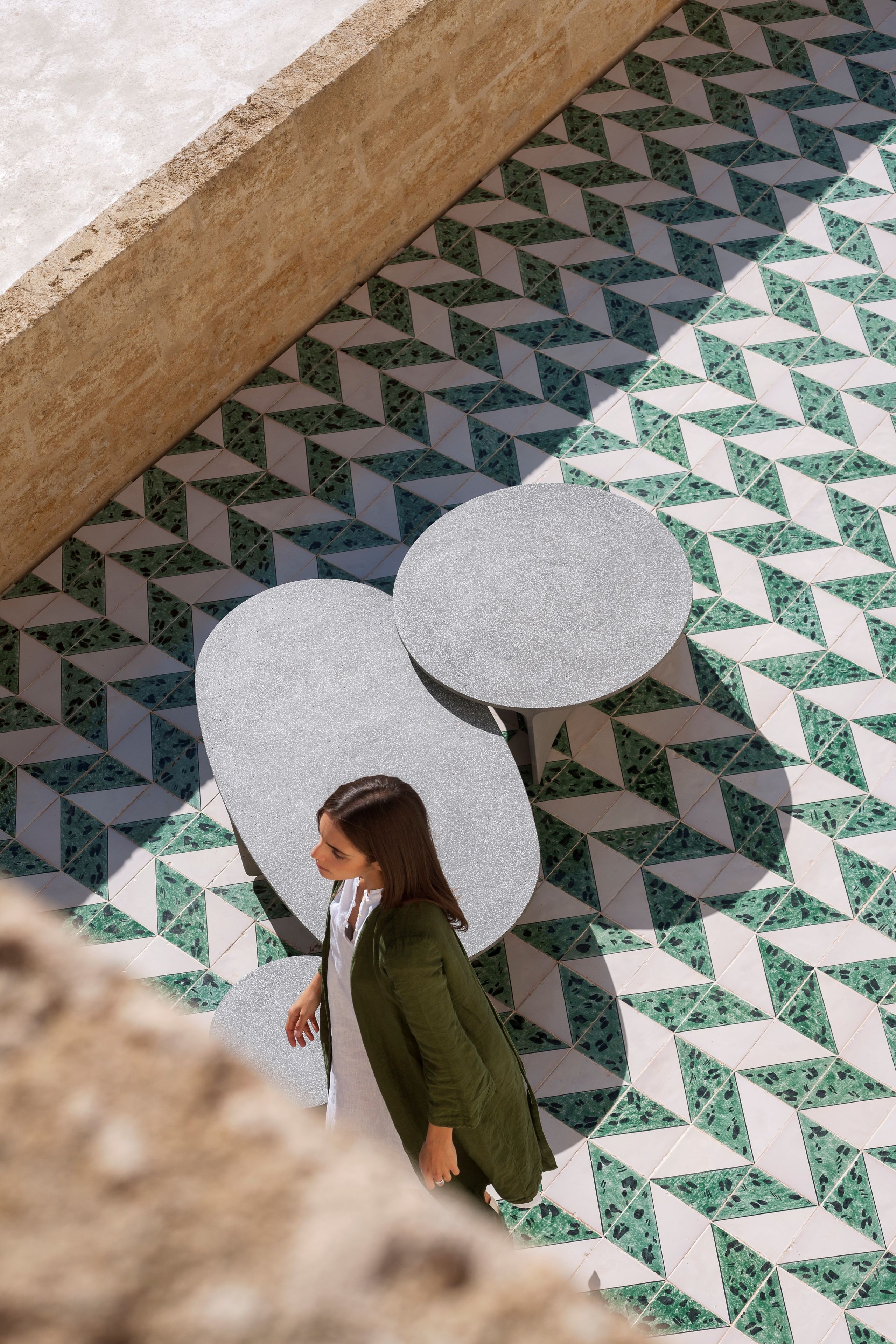 Бетонный овальный низкий садовый столик RODA Aspic ARCH-00066210 - Вид №4