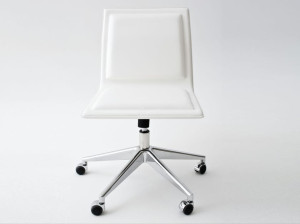 Офисное кресло из искусственной кожи с колесами