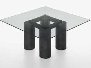 Стеклянный квадратный стол с основанием в прохладном