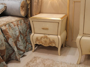 Деревянная тумбочка