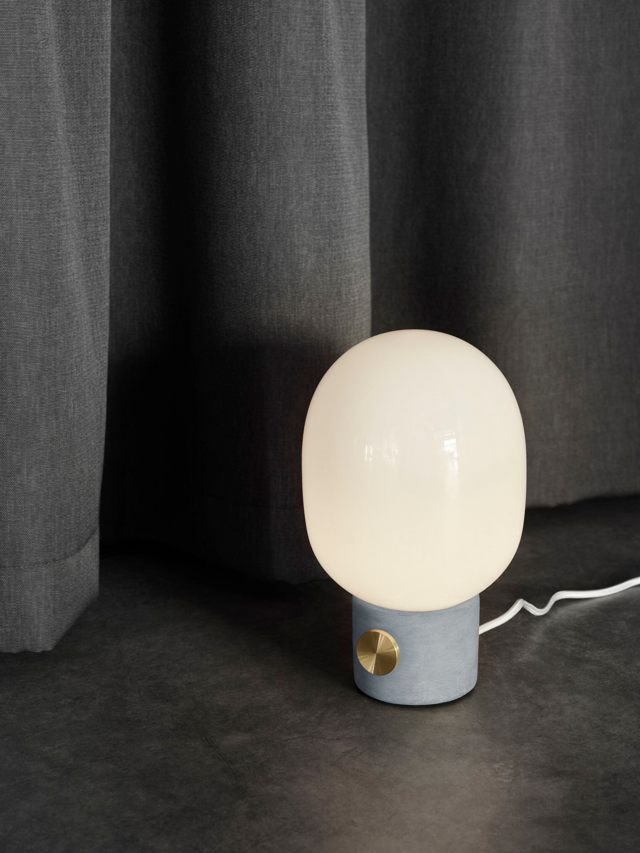 Стеклянная настольная лампа с металлическим или бетонным основанием Audo Copenhagen JWDA ARCH-00055024 - Вид №13